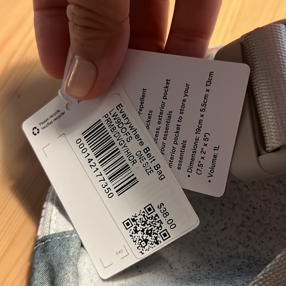 Lululemon belt bag NWT spray camo mini silver blue multi /dove gray - Picture 3 of 4